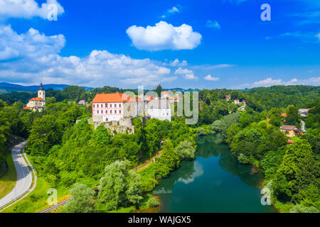 Fluss Kupa und schönen alten Ozalj Burg auf dem Hügel in der Stadt von Ozalj, Kroatien, Reflexion im Wasser Oberfläche Stockfoto