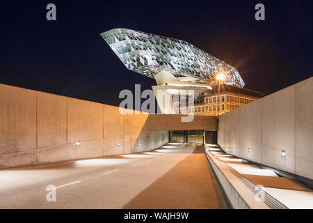 Antwerpen - Juli 20., 2019. Hafen Haus Antwerpen in der Abenddämmerung. Zaha Hadid Architects hinzugefügt ein Glas Nebenstelle zu einem renovierten Feuerwache. Mit insgesamt 12.800 s Stockfoto