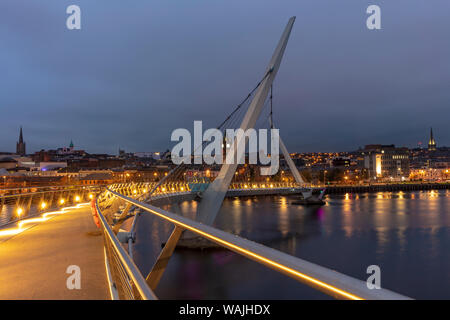 Der Peace Bridge über den River Foyle in Londonderry, Nordirland Stockfoto