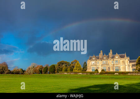 Regenbogen über dem Muckross House im Nationalpark Killarney, Irland Stockfoto