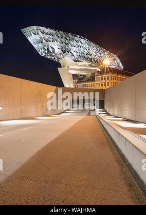 Antwerpen - Juli 20., 2019. Hafen Haus Antwerpen in der Abenddämmerung. Zaha Hadid Architects hinzugefügt ein Glas Nebenstelle zu einem renovierten Feuerwache. Mit insgesamt 12.800 s Stockfoto