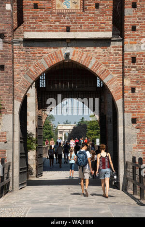 Italien, Lombardei, Mailand. 15. Jahrhundert Schloss Sforza Torbogen mit Touristen Stockfoto