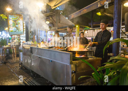 SIEM REAP, Kambodscha - Januar 6, 2018: Chef vorbereiten Essen in lokalen Street Restaurant auf Pub Street in Siem Reap, Kambodscha. Stockfoto