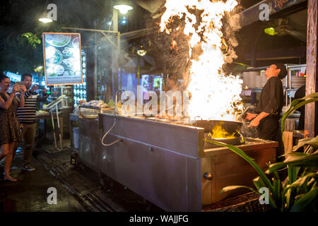 SIEM REAP, Kambodscha - Januar 6, 2018: Chef vorbereiten Essen in lokalen Street Restaurant auf Pub Street in Siem Reap, Kambodscha. Stockfoto