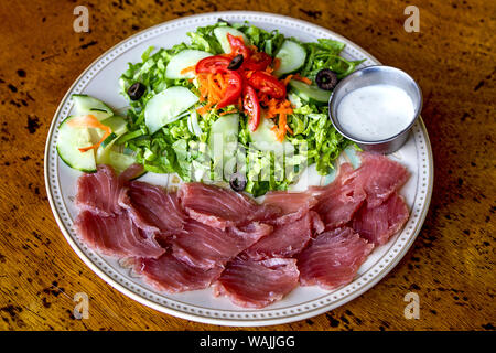 Kosrae, Mikronesien. Gelbflossenthun Sashimi, frischen, rohen Fisch mit einem grünen Salat. Stockfoto