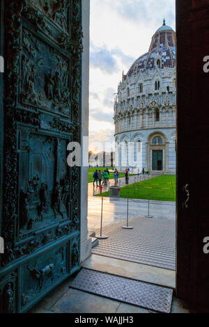 Italien, Pisa Dom, Duomo di Pisa. Eine mittelalterliche Pisaner romanischen Kathedrale. Tür mit Blick auf die Taufkapelle. Stockfoto