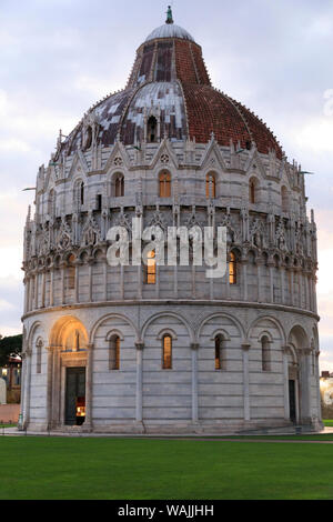 Italien, Pisa. Pisa Baptisterium von St. John, Battistero di San Giovanni, ein Römisch-katholischen kirchlichen Gebäude, in der Nähe von Duomo di Pisa und von Diotisalvi konzipiert. Stockfoto