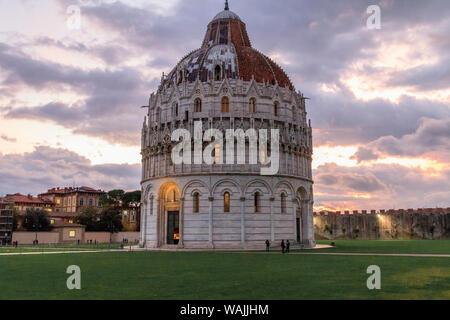 Italien, Pisa. Pisa Baptisterium von St. John, Battistero di San Giovanni, ein Römisch-katholischen kirchlichen Gebäude, in der Nähe von Duomo di Pisa und von Diotisalvi konzipiert. Stockfoto