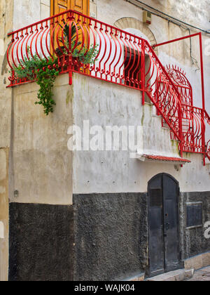 Italien, Apulien, Foggia, Vieste. Schönes Haus mit schönen roten Geländer und Stufen zum Haupteingang. Stockfoto