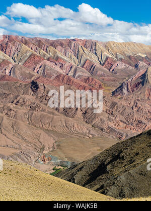 Ikonischen Felsformationen Serranía de Hornocal in den Canyon Quebrada de Humahuaca, aufgeführt als UNESCO-Weltkulturerbe, Argentinien. Stockfoto