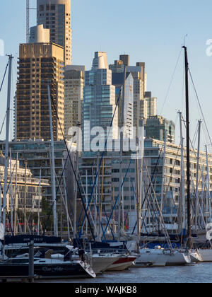 Blick Richtung Microcentro. Puerto Madero, das moderne Leben Viertel um den alten Hafen von Buenos Aires, der Hauptstadt von Argentinien. Stockfoto