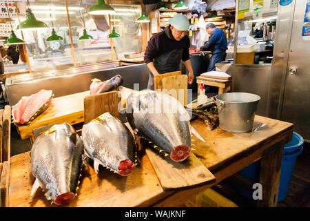 Tokyo, Japan - 15. Januar 2010: Am frühen Morgen am Fischmarkt. Anbieter schneiden Thunfisch in Tsukiji Fischmarkt in Tokio Stockfoto