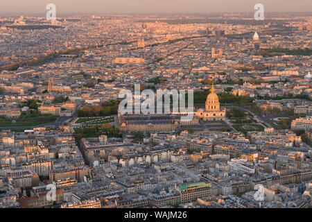 Überblick über Invalides Bezirk und Kuppel des Invalides. Blick vom Eiffelturm, Paris, Frankreich Stockfoto