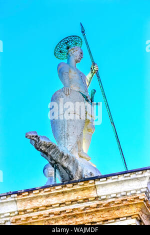 Saint Theodore töten Krokodil Spalte, Piazza San Marco (Markusplatz), Venedig, Italien. Saint Theodore war 4. Jahrhundert heiliger und Schutzpatron der Stadt Venedig. Spalte gebracht nach Venedig im Jahre 1125 Stockfoto