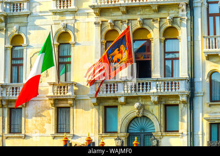 Italienische Flagge, Lion Symbol Venezianische, Venedig, Italien St. Mark's. Stockfoto