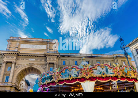 Arcone Triumphbogen, Piazza della Repubblica Karussell, Florenz, Italien. Arch erstellt Ende 1800. Die Inschrift auf dem Bogen sagt, "das alte Zentrum der Stadt, von Alter restaurierte alte Elend zu neuem Leben' Stockfoto