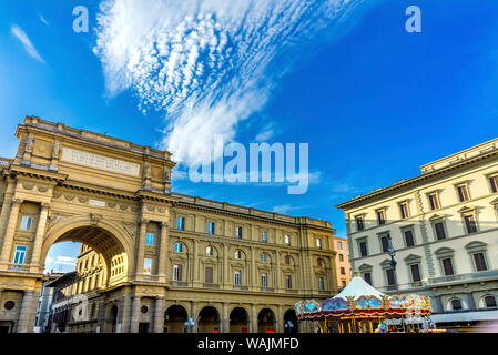 Arcone Triumphbogen, Piazza della Repubblica Karussell, Florenz, Italien. Arch erstellt Ende 1800. Die Inschrift auf dem Bogen sagt, "das alte Zentrum der Stadt, von Alter restaurierte alte Elend zu neuem Leben' Stockfoto