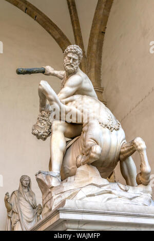 Hercules und Kentaur Nessus Statue, die Loggia dei Lanzi, Piazza della Signoria, Florenz, Italien. Herkules Statuen Erstellt 1599 von Giambologna. Stockfoto