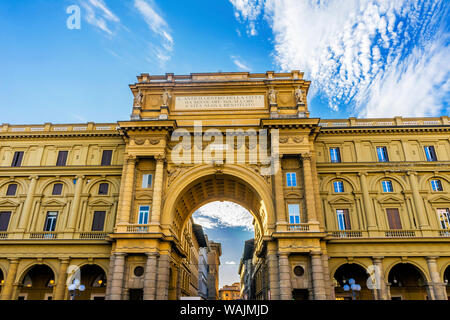 Arcone Triumphbogen, Piazza della Repubblica Karussell, Florenz, Italien. Arch erstellt Ende 1800. Die Inschrift auf dem Bogen sagt, "das alte Zentrum der Stadt, von Alter restaurierte alte Elend zu neuem Leben' Stockfoto