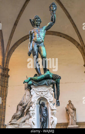 Perseus mit Medusa Statue, die Loggia dei Lanzi, Piazza della Signoria, Florenz, Toskana, Italien. Perseus statue Erstellt 1500 von Benvenuto Cellini. Stockfoto