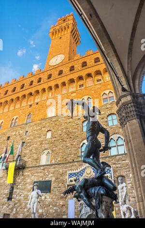 Perseus mit Medusa Statue, die Loggia dei Lanzi, David Herkules Statuen, die Piazza della Signoria, Palazzo Vecchio, Florenz, Italien. Perseus statue Erstellt 1500 von Benvenuto Cellini. Stockfoto