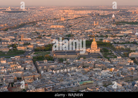 Überblick über Invalides Bezirk und Kuppel des Invalides. Blick vom Eiffelturm, Paris, Frankreich Stockfoto