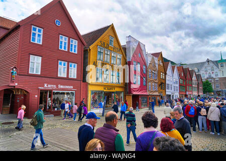 Juni 13, 2018. Bergen, Norwegen. Die Geschäfte und Wharf Bereich auf der UNESCO Bergen Wharf. Bergen ist die zweitgrößte Stadt in Norwegen. Stockfoto