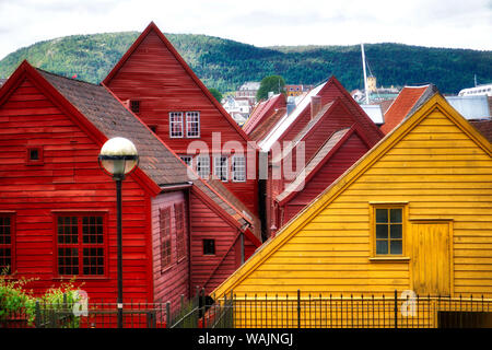 Juni 13, 2018. Bergen, Norwegen. Die Geschäfte und Wharf Bereich auf der UNESCO Bergen Wharf. Bergen ist die zweitgrößte Stadt in Norwegen. Stockfoto