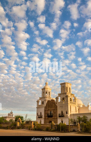 USA, Colorado, San Xavier Del Bac Mission. Morgen Wolken über Mission. Credit: Cathy und Gordon Illg/Jaynes Galerie/DanitaDelimont.com Stockfoto