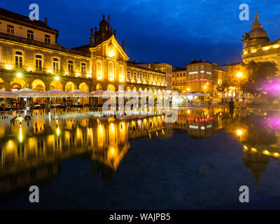 Portugal, Braga. Sonnenuntergang auf dem Gehweg von Cafes und Marktplatz in der Dämmerung, Praça da Republica Stockfoto