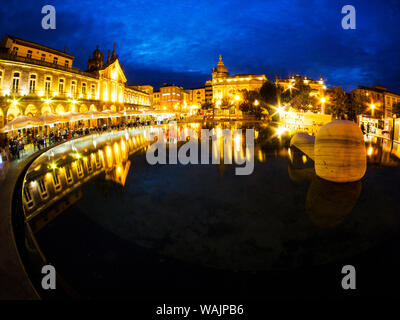 Portugal, Braga. Sonnenuntergang auf dem Gehweg von Cafes und Marktplatz in der Dämmerung, Praça da Republica Stockfoto