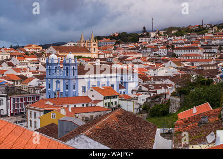 Portugal, Azoren, auf der Insel Terceira, Angra do Heroismo. Erhöhte die Stadt mit Igreja da Misericordia und Santissimo Salvador da Se Kirchen Stockfoto