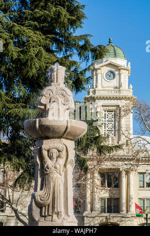 Brunnen in Cesar E. Chavez Memorial Plaza, Sacramento, Kalifornien. Stockfoto