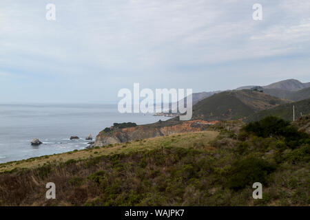 Meer und Himmel Mischung zusammen an einem bewölkten Nachmittag in Big Sur, Kalifornien, USA Stockfoto