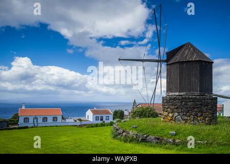 Portugal, Azoren, auf der Insel Terceira, Doze Ribeiras. Traditionelle Azoren Mühle Stockfoto