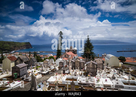 Portugal, Azoren, Insel Faial, Horta. Erhöhte Blick vom Friedhof in Richtung der Insel Pico und den Vulkan Stockfoto
