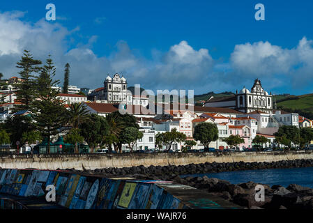 Portugal, Azoren, Insel Faial, Horta. Waterfront, Igreja de Nossa Senhora do Carmo und Igreja Matriz de Sao Salvador, Kirchen Stockfoto