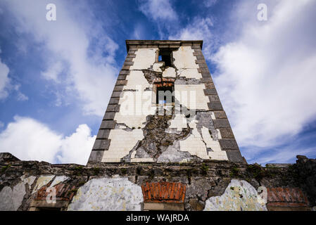 Portugal, Azoren, Faial Island, Riberinha. Erdbeben beschädigt Ruinen der Pontinha Sao Pedro Leuchtturm außen Stockfoto