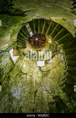 Portugal, Azoren, Faial Island, Riberinha. Erdbeben beschädigt Ruinen der Pontinha Sao Pedro Leuchtturm Innenraum Stockfoto