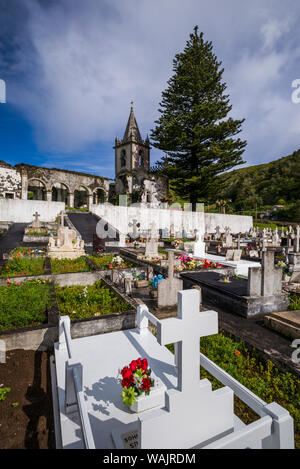 Portugal, Azoren, Faial Island, Riberinha. Friedhof und die Ruinen von Erdbeben beschädigten Kirche Stockfoto