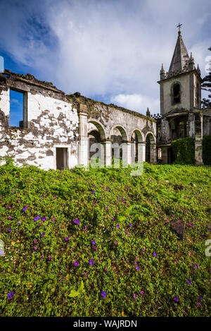 Portugal, Azoren, Faial Island, Riberinha. Ruinen von Erdbeben beschädigten Kirche Stockfoto