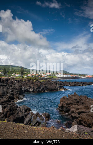 Portugal, Azoren, Insel Pico, São Roque do Pico. Blick auf die Stadt. Stockfoto