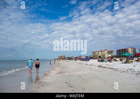 Touristen und Menschen zu Fuß auf Clearwater Beach, Florida Stockfoto