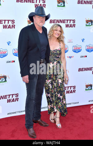 Trace Adkins und Victoria Pratt die Teilnahme an der 'Bennett's War" Premiere auf Steven J. Ross Theater an der Warner Bros Studio Ressort am 13. August 2019 in Burbank, Kalifornien. Stockfoto