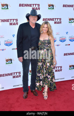 Trace Adkins und Victoria Pratt die Teilnahme an der 'Bennett's War" Premiere auf Steven J. Ross Theater an der Warner Bros Studio Ressort am 13. August 2019 in Burbank, Kalifornien. Stockfoto