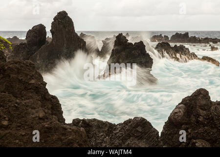 USA, Hawaii, Strand Laupahoehoe Point State Park. Wellen an der Küste Felsen. Credit: Cathy & Gordon Illg/Jaynes Galerie/DanitaDelimont.com Stockfoto