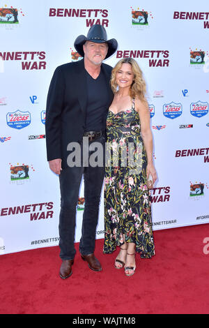 Trace Adkins und Victoria Pratt die Teilnahme an der 'Bennett's War" Premiere auf Steven J. Ross Theater an der Warner Bros Studio Ressort am 13. August 2019 in Burbank, Kalifornien. Stockfoto