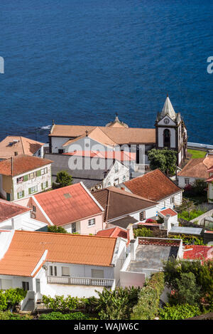 Portugal, Azoren, Insel Sao Jorge. Calheta, erhöhten Blick auf die Stadt. Stockfoto