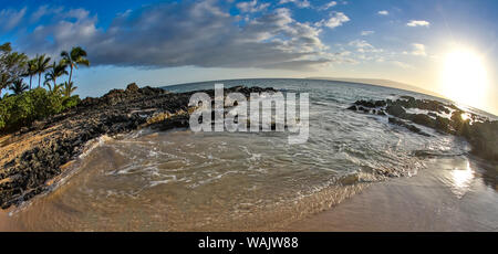 Abends Licht in der kleinen Bucht als Secret Beach in der Nähe von Makena, Maui, Hawaii bekannt. Stockfoto