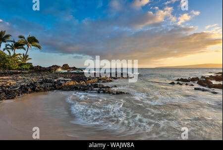 Abends Licht in der kleinen Bucht als Secret Beach in der Nähe von Makena, Maui, Hawaii bekannt. Stockfoto